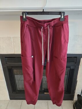 Fabletics On Call Scrub Jogger Size Medium Short Wine Burgundy scrubs bottoms